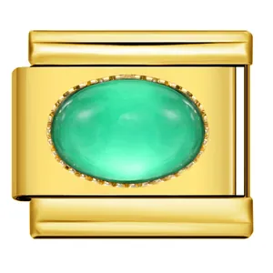 Detailaufnahme eines vergoldeten italienischen Modular-Charms mit grünem Edelstein