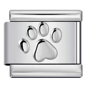 Detailansicht eines italienischen Charm-Glieds aus Edelstahl mit geprägtem Pfotenabdruck.