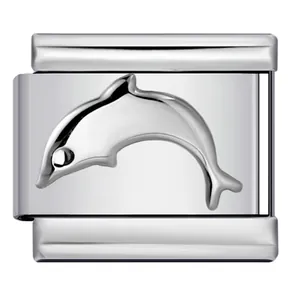 Detailansicht eines geprägten silbernen Delphins auf einem Edelstahl-Charm-Glied