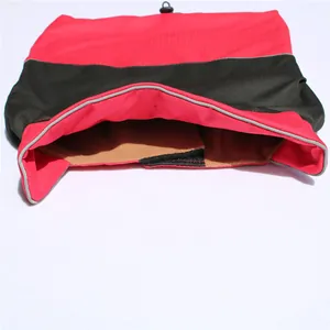 Detalle de chaqueta impermeable roja para perro con forro polar cálido y reflejo