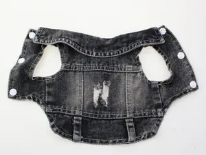 Détail d'un gilet en jean noir délavé pour animaux avec design déchiré pour chiens