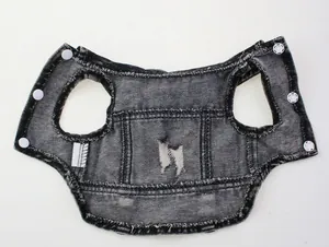 Vue intérieure détaillée d'un gilet en denim noir pour chien avec boutons et déchirures
