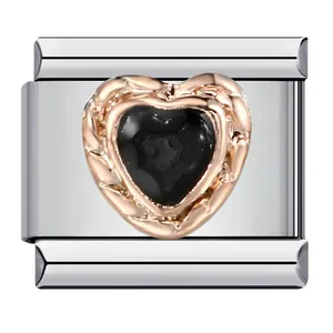 Vista detallada de un charm italiano de acero inoxidable con corazón de oro rosa y piedra negra
