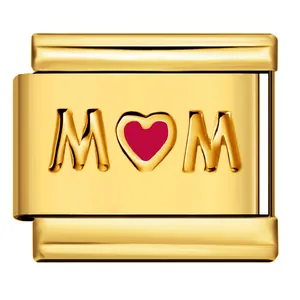 Gros plan détaillé d'un charm italien en acier doré avec un motif MOM et un cœur rouge brillant