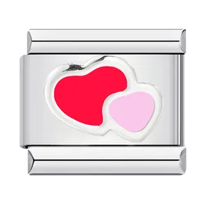 Détail d'une breloque italienne en inox avec des cœurs en émail rouge et rose