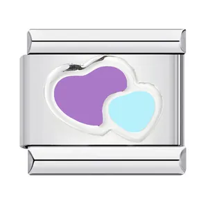 Détail d'un charme italien en inox avec des cœurs en émail de couleur violet et bleu.