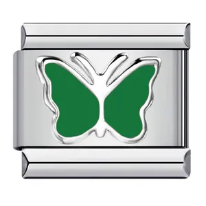 Détail d'un charme modulaire italien avec papillon en émail vert sur acier argenté.