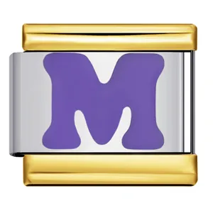 Detailansicht des violetten Emaille-Buchstabens M auf einem modularen Armband-Glied