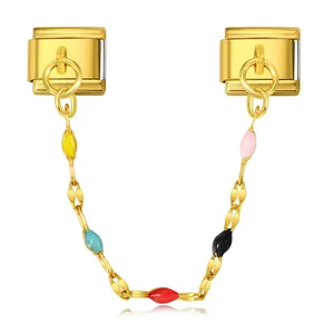 Detalle de un dije para pulsera modular italiana dorado con cuentas de colores y ganchos