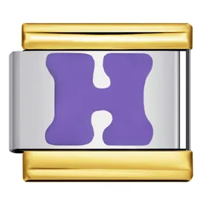 Detail eines lila emaillierten Buchstaben-H-Charms für italienische modulare Armbänder.