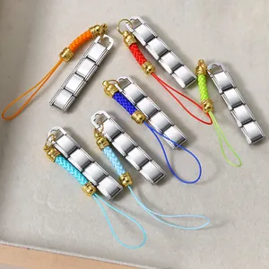 Vielzahl von farbenfrohen modularen Handy-Trageriemen aus Edelstahl und DIY-Schlüsselanhänger