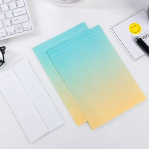Detailweergave van blauw-geel verloop briefpapier met een bijpassende witte envelop