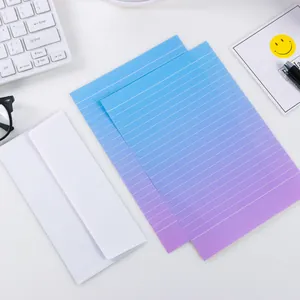 Detailweergave van gelinieerd briefpapier met blauw-paars verloop en witte envelop