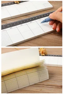 Dettaglio di un blocco note settimanale con bordo righello e design a griglia pratico