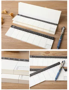 Primo piano del blocco note settimanale con righello integrato e layout a griglia.