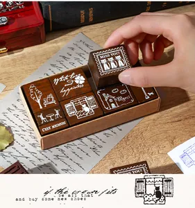 Primer plano de sellos de madera vintage con frases en francés e inglés para diario.
