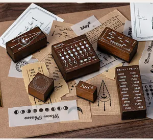 Nahaufnahme von Vintage-Holzstempeln mit Mondphasen und ewigem Kalender für das Journaling