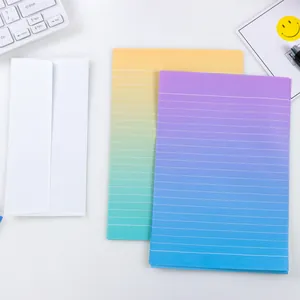 Gedetailleerd overzicht van pastelkleurig gelinieerd briefpapier en enveloppe