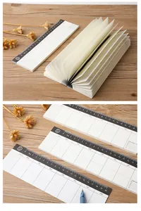 Dettaglio di un taccuino settimanale sottile con righello da 20 cm e pagine a quadretti