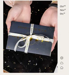 Mondphasen-Holzstempel-Set in Geschenkbox mit goldener Mondphasen-Gravur und Schleife