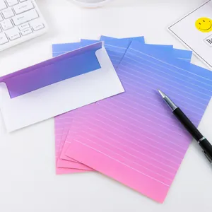 Detailweergave van de briefpapierset met kleurverloop, gelinieerd papier en envelop