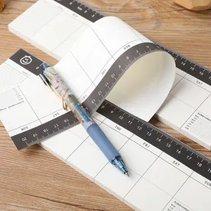 Planner settimanale minimalista con bordo righello per note e monitoraggio abitudini.