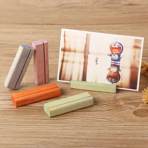 Set aus bunten Visitenkartenhaltern aus Massivholz für Fotos, Notizen und Postkarten