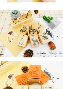 Detail van vintage houten stempels met dier- en bloemmotieven voor doe-het-zelf-gids
