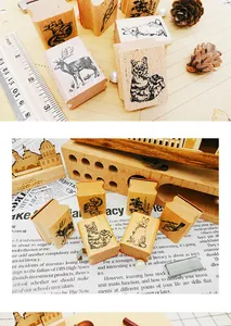 Gedetailleerd overzicht van vintage houten stempels met bosdier illustraties.