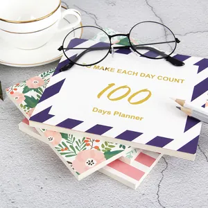 Carnet de planificateur de 100 jours minimaliste avec motif floral et texte doré