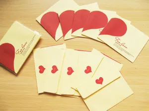 Juego de 10 mini sobres crema con diseño de corazón rojo para tarjetas