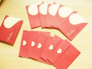 Pack de 10 mini sobres rojos con corazones para tarjetas de socios y bendiciones
