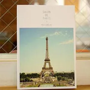 Dettaglio del set di cartoline vintage della Torre Eiffel per la decorazione della scrivania