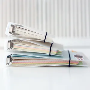 Vue latérale des couvertures de reliure en PP translucide dépoli avec bandes élastiques