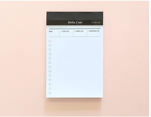 Primo piano di un blocco note giornaliero minimalista con layout per to-do list
