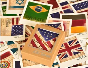 Gros plan de mini cartes de vœux style drapeau vintage dans une petite boîte kraft