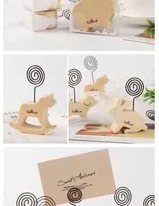 Detailansicht der minimalistischen hölzernen Tierkartenhalter und Fotoklammern.