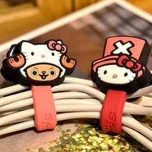 Primo piano di simpatici organizzatori di cavi in silicone Hello Kitty e Tony Tony Chopper