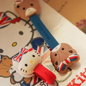 Dettaglio di fermacavi in silicone Hello Kitty con fiocco Union Jack