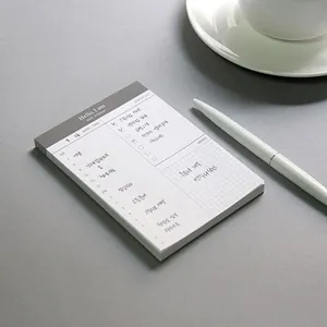 Blocco note minimalista grigio e bianco per la pianificazione quotidiana e gli appunti