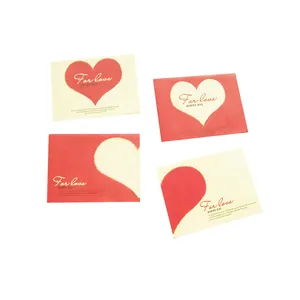 Juego decorativo de 10 mini sobres de corazón con texto dorado sobre fondo blanco puro