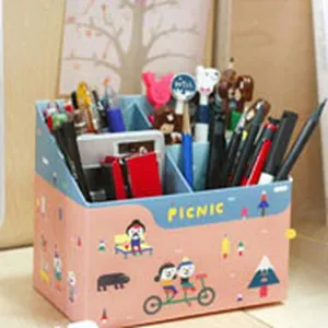 Simpatico organizer da scrivania a cartoni animati con scomparti per penne e matite