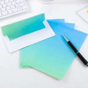 Detailopname van een briefpapier-set met blauw-groen verloop en bijpassende enveloppen.