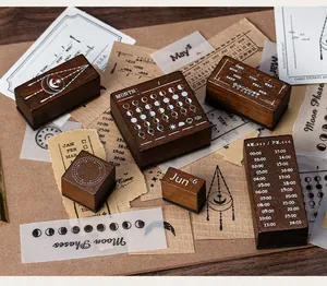 Detailaufnahme der Vintage-Holzstempel mit Mondphasen und ewigem Kalender-Design.