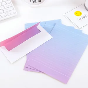 Creatieve briefpapierset met blauw-paars kleurverloop en bijpassende witte envelop.