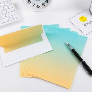 Detailopname van briefpapier met kleurverloop en bijpassende enveloppenset