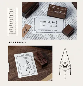 Set aus Vintage-Holzstempeln mit Mondphasen und dekorativen Kalender-Designs auf Papier