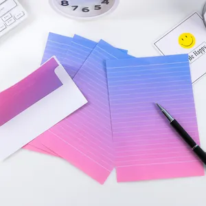 Gedetailleerde weergave van paars-roze verloop briefpapier met lijnen en enveloppen
