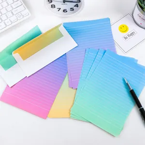 Gedetailleerd overzicht van creatieve briefpapierset en verloop enveloppen set