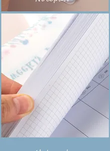 Primo piano delle pagine di carta a quadretti di un planner settimanale